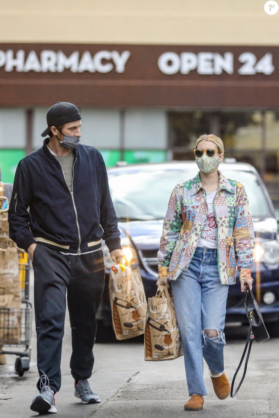 Exclusif - Emma Roberts et son compagnon Garrett Hedlund sont allés faire des courses chez Bristol Farms à Beverly Hills, Los Angeles, le 15 mars 2021.