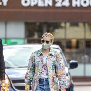 Exclusif - Emma Roberts et son compagnon Garrett Hedlund sont allés faire des courses chez Bristol Farms à Beverly Hills, Los Angeles, le 15 mars 2021.