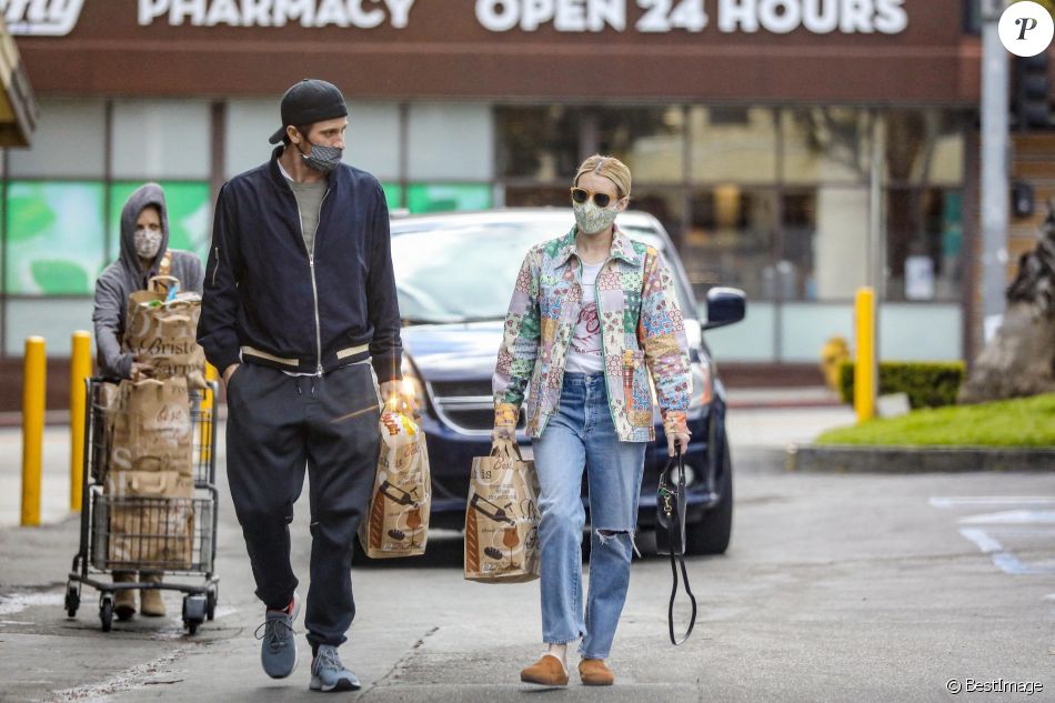 Exclusif - Emma Roberts et son compagnon Garrett Hedlund sont allés faire des courses chez Bristol Farms à Beverly Hills, Los Angeles, le 15 mars 2021.