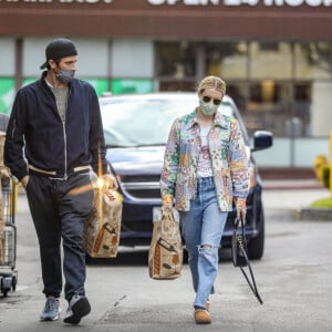 Exclusif - Emma Roberts et son compagnon Garrett Hedlund sont allés faire des courses chez Bristol Farms à Beverly Hills, Los Angeles, le 15 mars 2021.