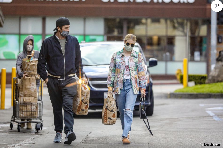 Exclusif - Emma Roberts et son compagnon Garrett Hedlund sont allés faire des courses chez Bristol Farms à Beverly Hills, Los Angeles, le 15 mars 2021.