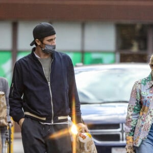 Exclusif - Emma Roberts et son compagnon Garrett Hedlund sont allés faire des courses chez Bristol Farms à Beverly Hills, Los Angeles, le 15 mars 2021.