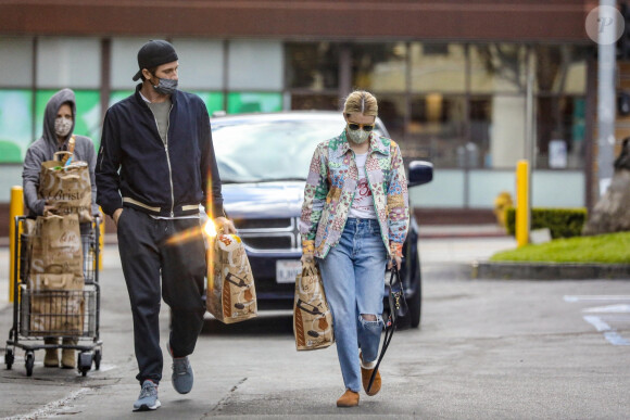 Exclusif - Emma Roberts et son compagnon Garrett Hedlund sont allés faire des courses chez Bristol Farms à Beverly Hills, Los Angeles, le 15 mars 2021.