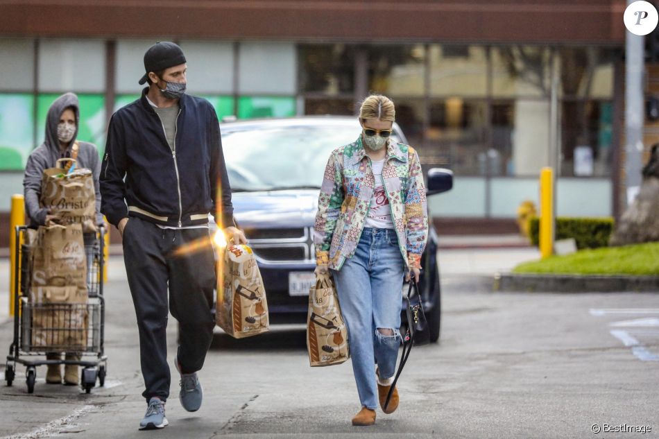 Exclusif - Emma Roberts et son compagnon Garrett Hedlund sont allés faire des courses chez Bristol Farms à Beverly Hills, Los Angeles, le 15 mars 2021.