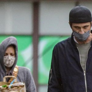 Exclusif - Emma Roberts et son compagnon Garrett Hedlund sont allés faire des courses chez Bristol Farms à Beverly Hills, Los Angeles, le 15 mars 2021.