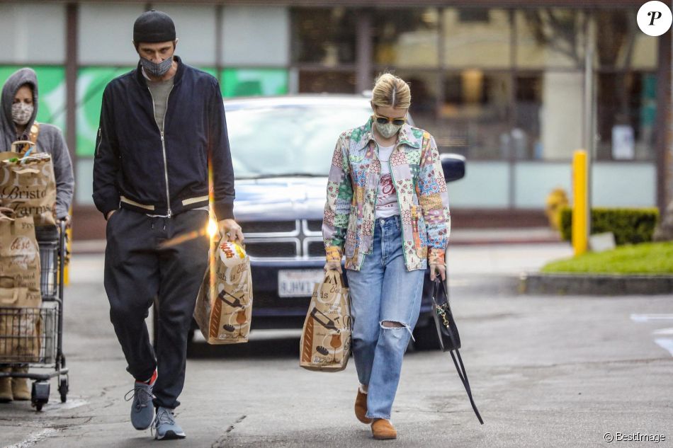 Exclusif - Emma Roberts et son compagnon Garrett Hedlund sont allés faire des courses chez Bristol Farms à Beverly Hills, Los Angeles, le 15 mars 2021.