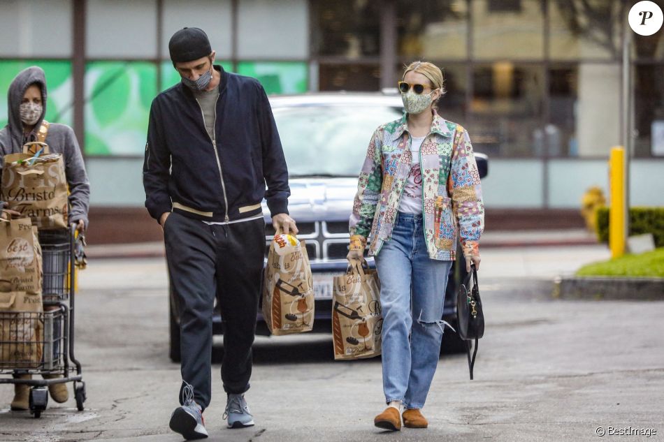 Exclusif - Emma Roberts et son compagnon Garrett Hedlund sont allés faire des courses chez Bristol Farms à Beverly Hills, Los Angeles, le 15 mars 2021.