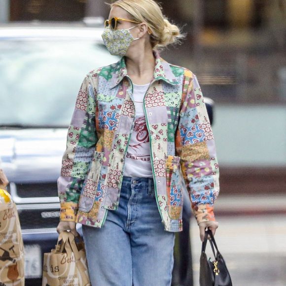 Exclusif - Emma Roberts et son compagnon Garrett Hedlund sont allés faire des courses chez Bristol Farms à Beverly Hills, Los Angeles, le 15 mars 2021.