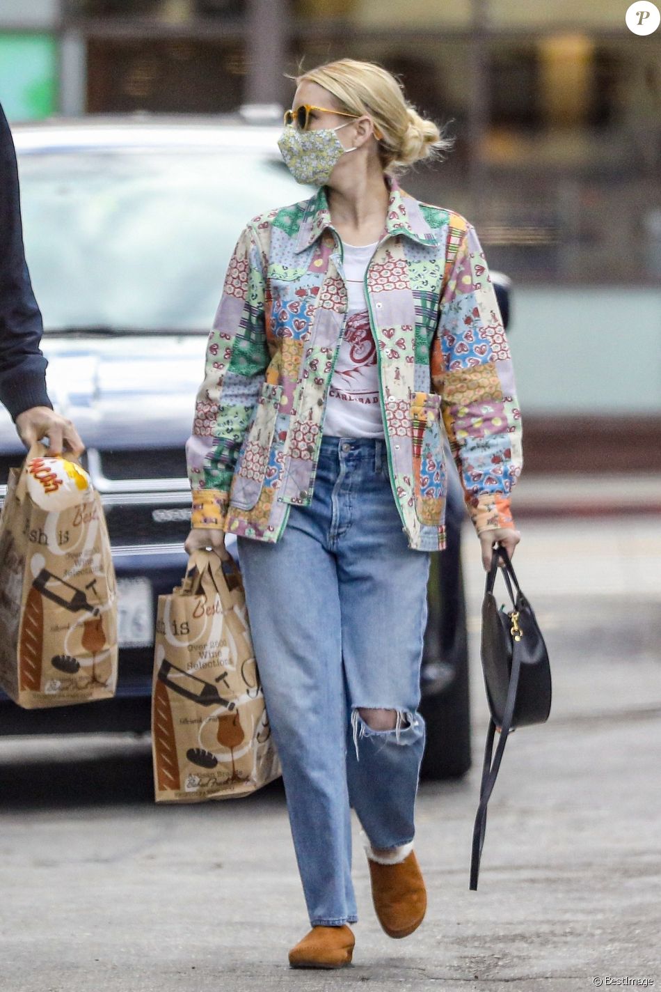 Exclusif - Emma Roberts et son compagnon Garrett Hedlund sont allés faire des courses chez Bristol Farms à Beverly Hills, Los Angeles, le 15 mars 2021.