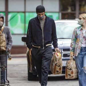 Exclusif - Emma Roberts et son compagnon Garrett Hedlund sont allés faire des courses chez Bristol Farms à Beverly Hills, Los Angeles, le 15 mars 2021.