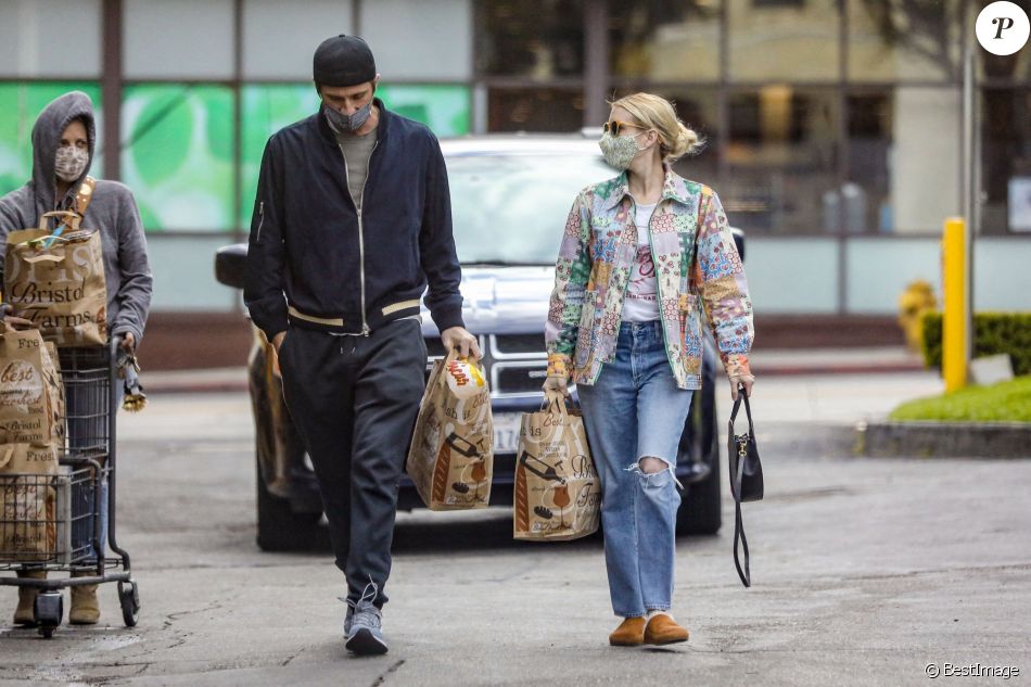 Exclusif - Emma Roberts et son compagnon Garrett Hedlund sont allés faire des courses chez Bristol Farms à Beverly Hills, Los Angeles, le 15 mars 2021.