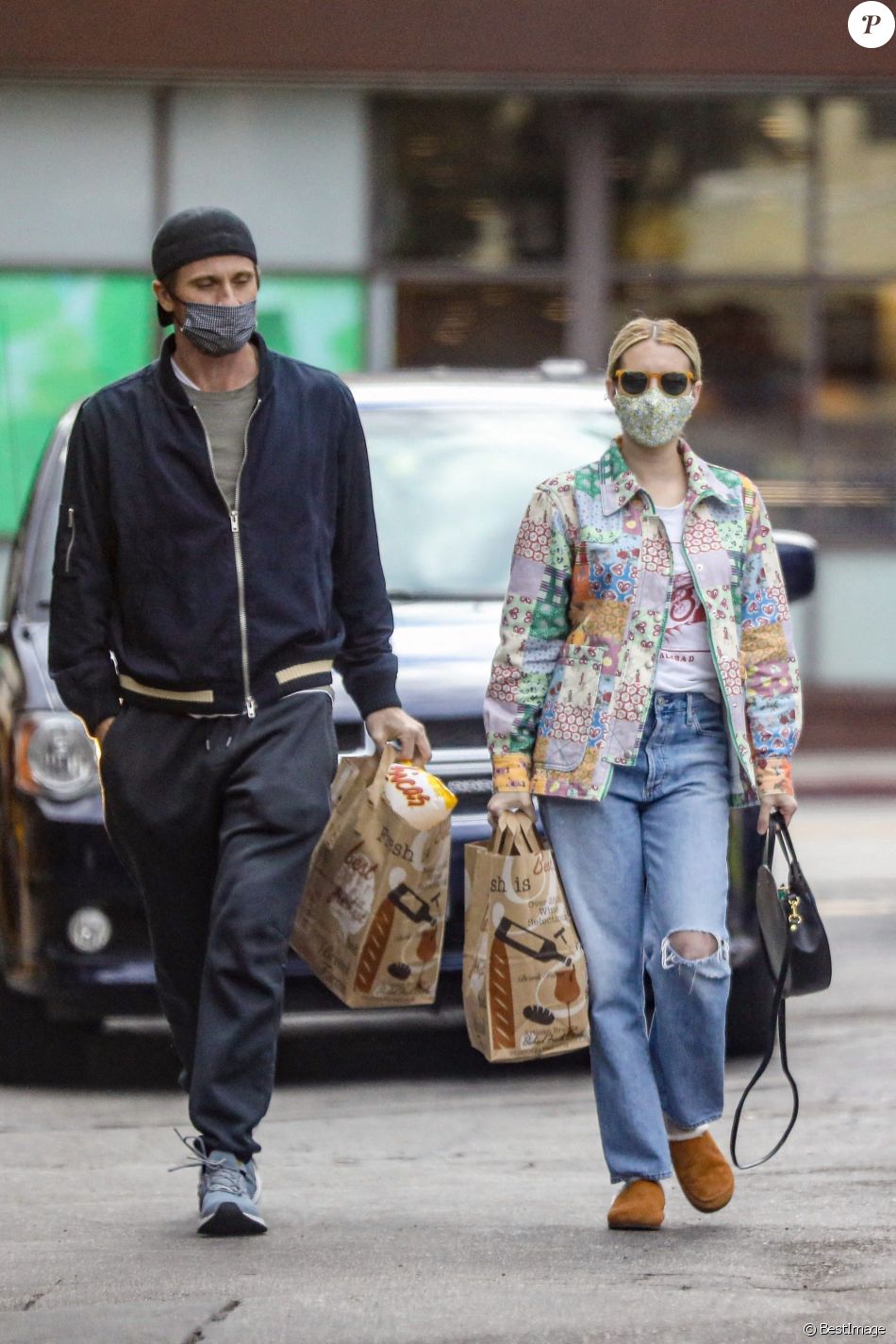 Exclusif - Emma Roberts et son compagnon Garrett Hedlund sont allés faire des courses chez Bristol Farms à Beverly Hills, Los Angeles, le 15 mars 2021.