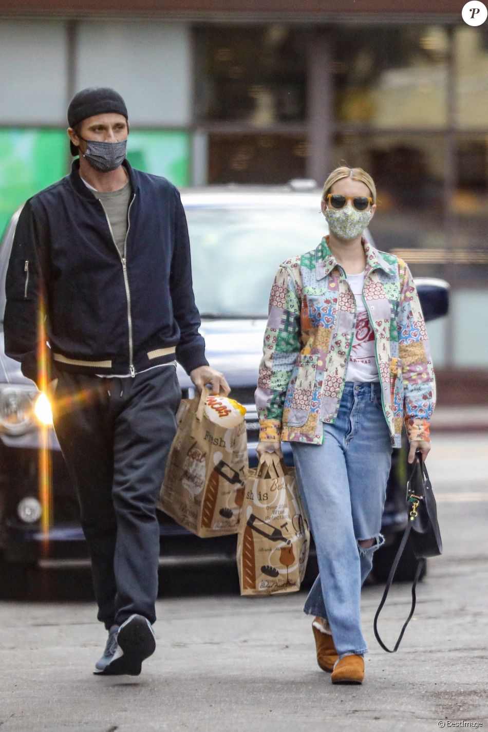 Exclusif - Emma Roberts et son compagnon Garrett Hedlund sont allés faire des courses chez Bristol Farms à Beverly Hills, Los Angeles, le 15 mars 2021.