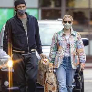 Exclusif - Emma Roberts et son compagnon Garrett Hedlund sont allés faire des courses chez Bristol Farms à Beverly Hills, Los Angeles, le 15 mars 2021.