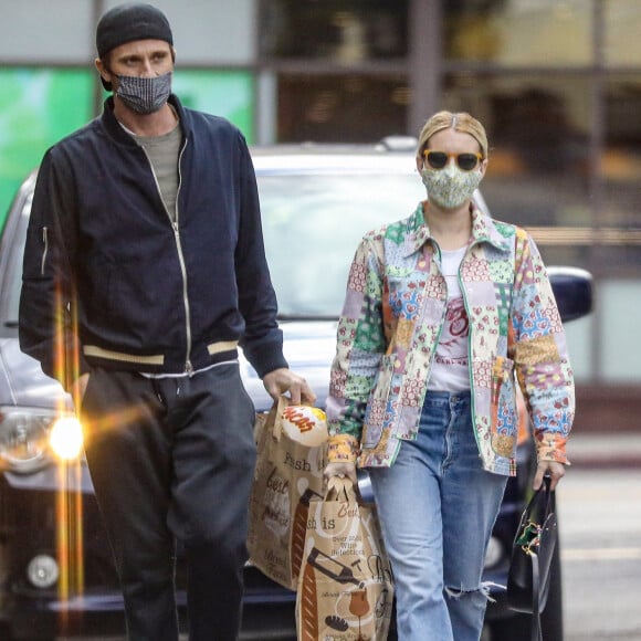 Exclusif - Emma Roberts et son compagnon Garrett Hedlund sont allés faire des courses chez Bristol Farms à Beverly Hills, Los Angeles, le 15 mars 2021.