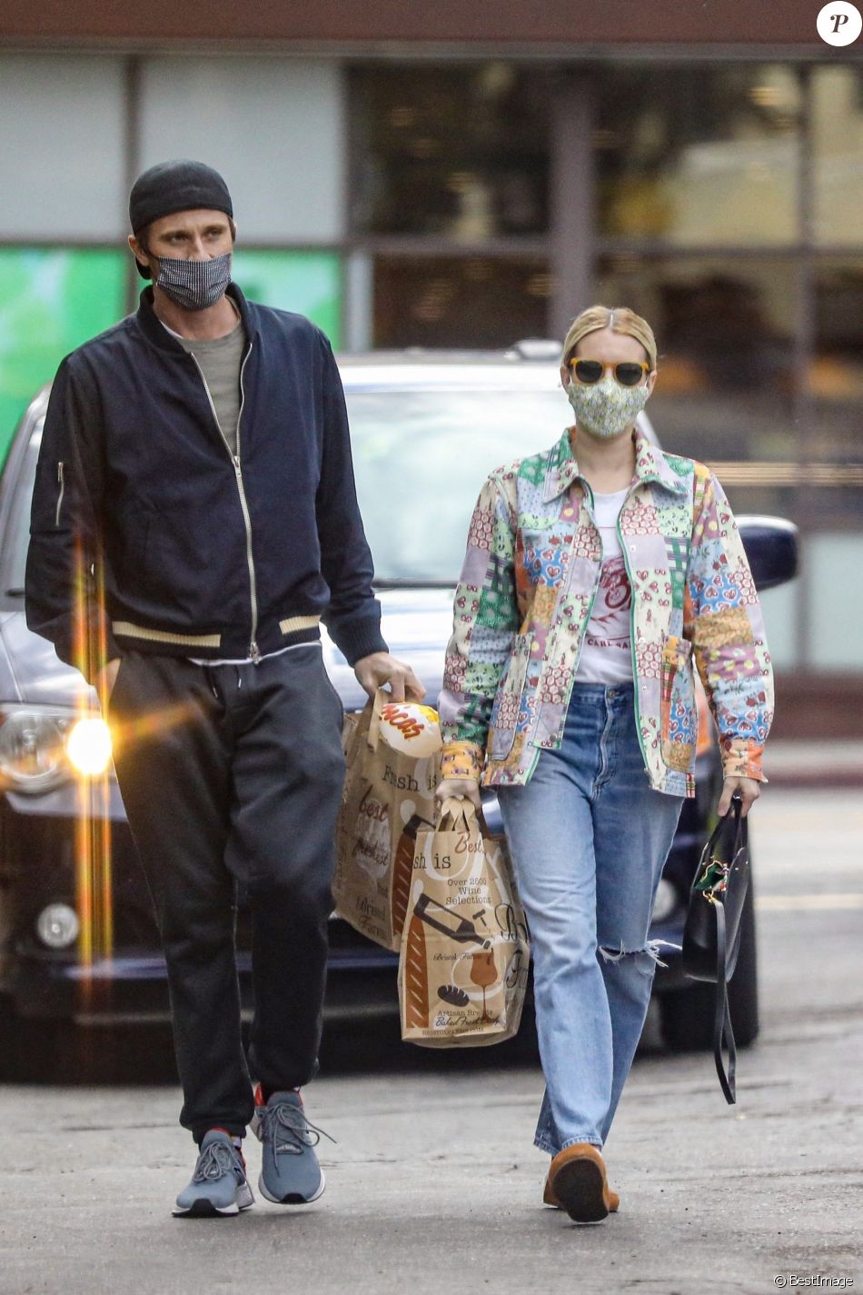 Exclusif - Emma Roberts et son compagnon Garrett Hedlund sont allés faire des courses chez Bristol Farms à Beverly Hills, Los Angeles, le 15 mars 2021.