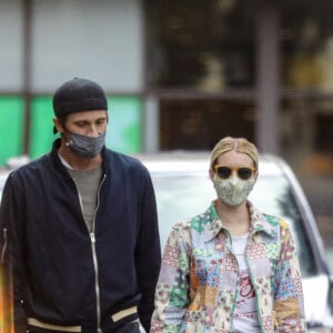 Exclusif - Emma Roberts et son compagnon Garrett Hedlund sont allés faire des courses chez Bristol Farms à Beverly Hills, Los Angeles, le 15 mars 2021.