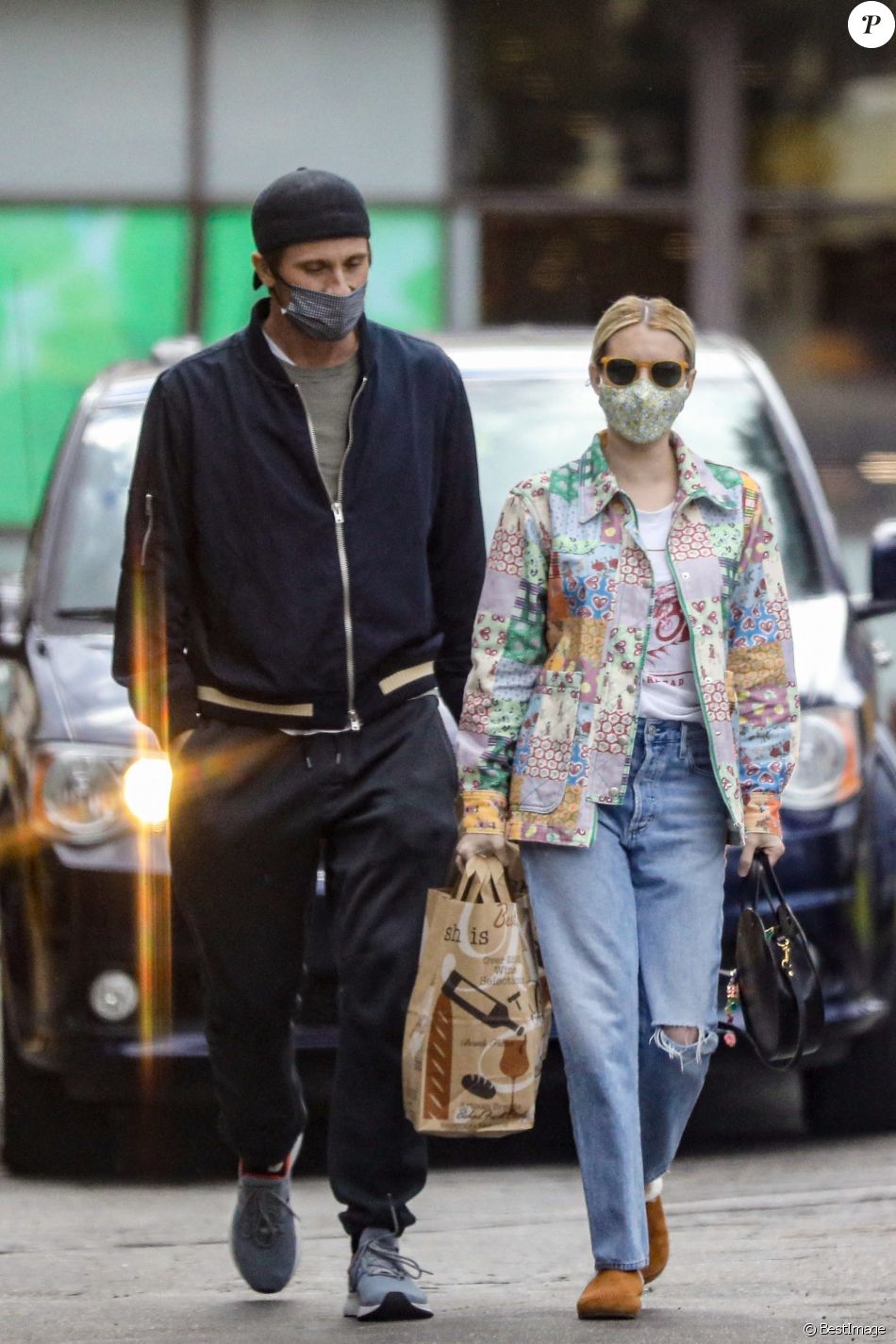 Exclusif - Emma Roberts et son compagnon Garrett Hedlund sont allés faire des courses chez Bristol Farms à Beverly Hills, Los Angeles, le 15 mars 2021.