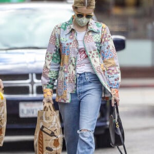 Exclusif - Emma Roberts et son compagnon Garrett Hedlund sont allés faire des courses chez Bristol Farms à Beverly Hills, Los Angeles, le 15 mars 2021.