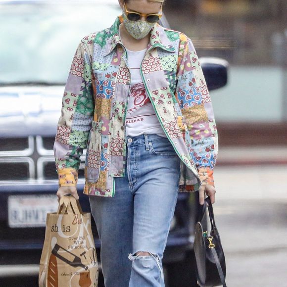 Exclusif - Emma Roberts et son compagnon Garrett Hedlund sont allés faire des courses chez Bristol Farms à Beverly Hills, Los Angeles, le 15 mars 2021.