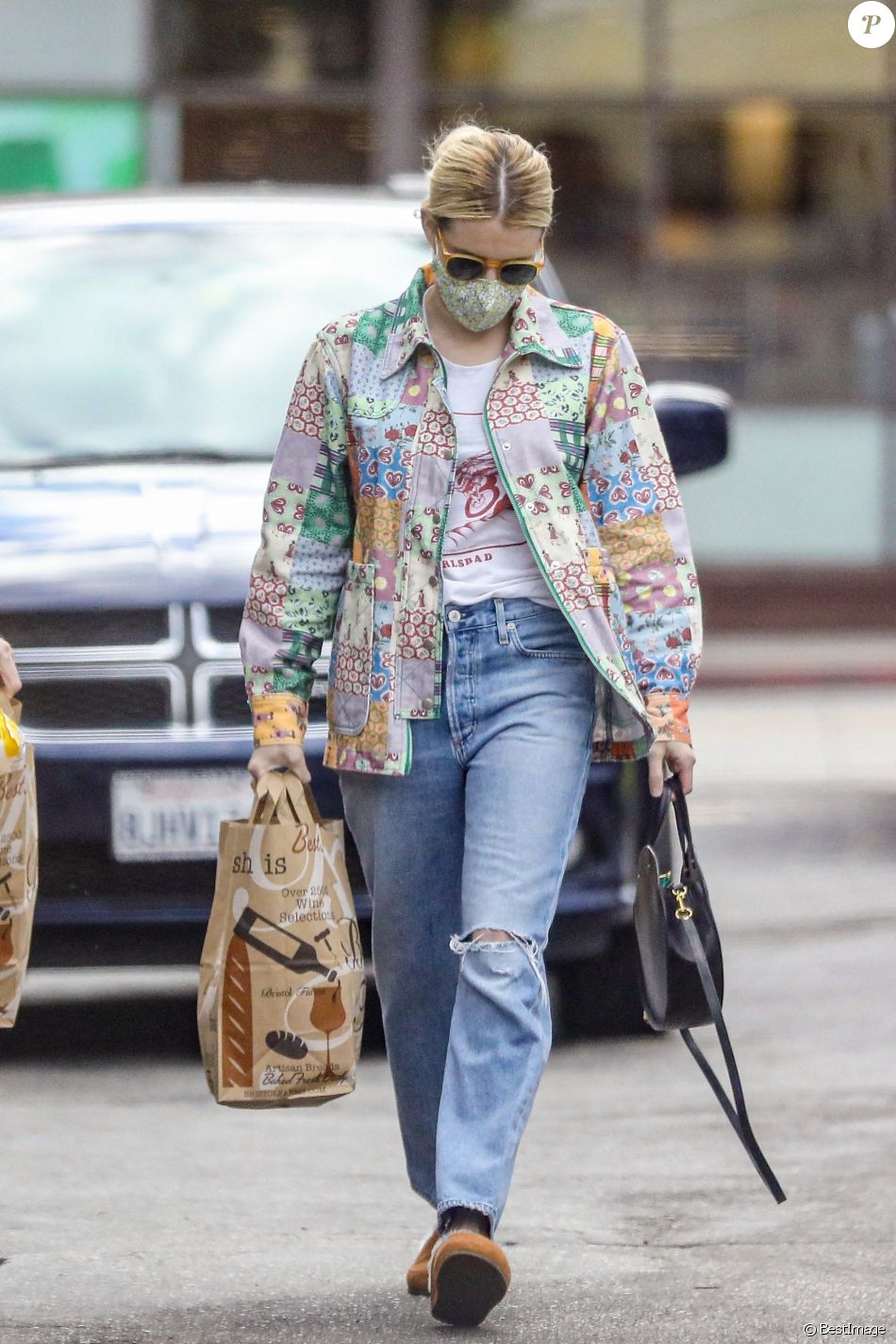 Exclusif - Emma Roberts et son compagnon Garrett Hedlund sont allés faire des courses chez Bristol Farms à Beverly Hills, Los Angeles, le 15 mars 2021.