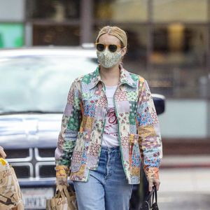 Exclusif - Emma Roberts et son compagnon Garrett Hedlund sont allés faire des courses chez Bristol Farms à Beverly Hills, Los Angeles, le 15 mars 2021.