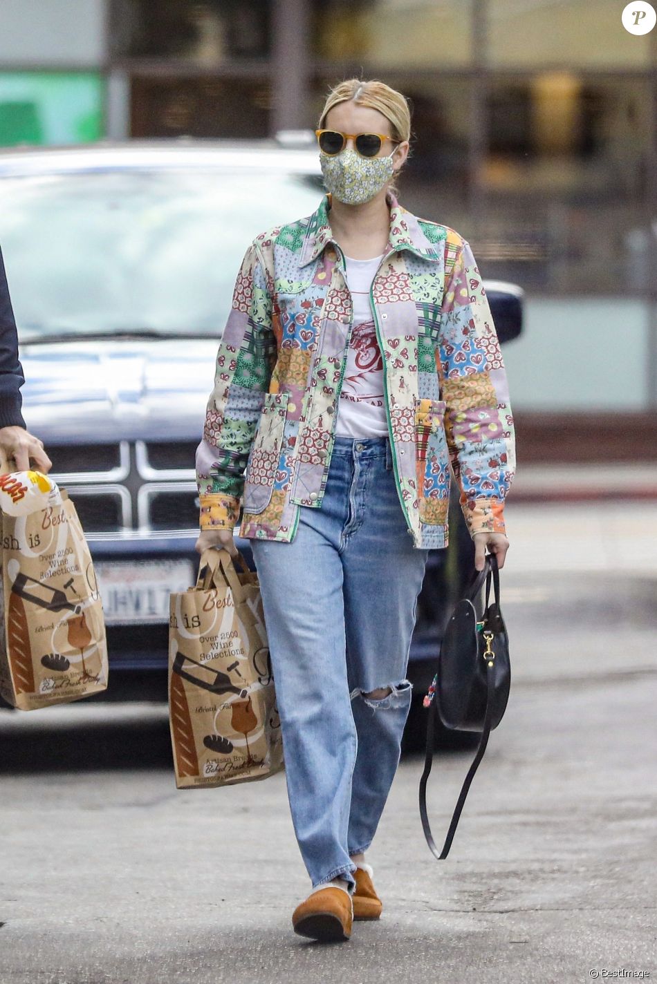 Exclusif - Emma Roberts et son compagnon Garrett Hedlund sont allés faire des courses chez Bristol Farms à Beverly Hills, Los Angeles, le 15 mars 2021.