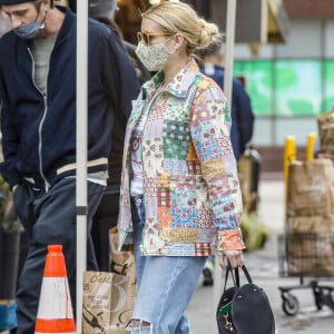 Exclusif - Emma Roberts et son compagnon Garrett Hedlund sont allés faire des courses chez Bristol Farms à Beverly Hills, Los Angeles, le 15 mars 2021.