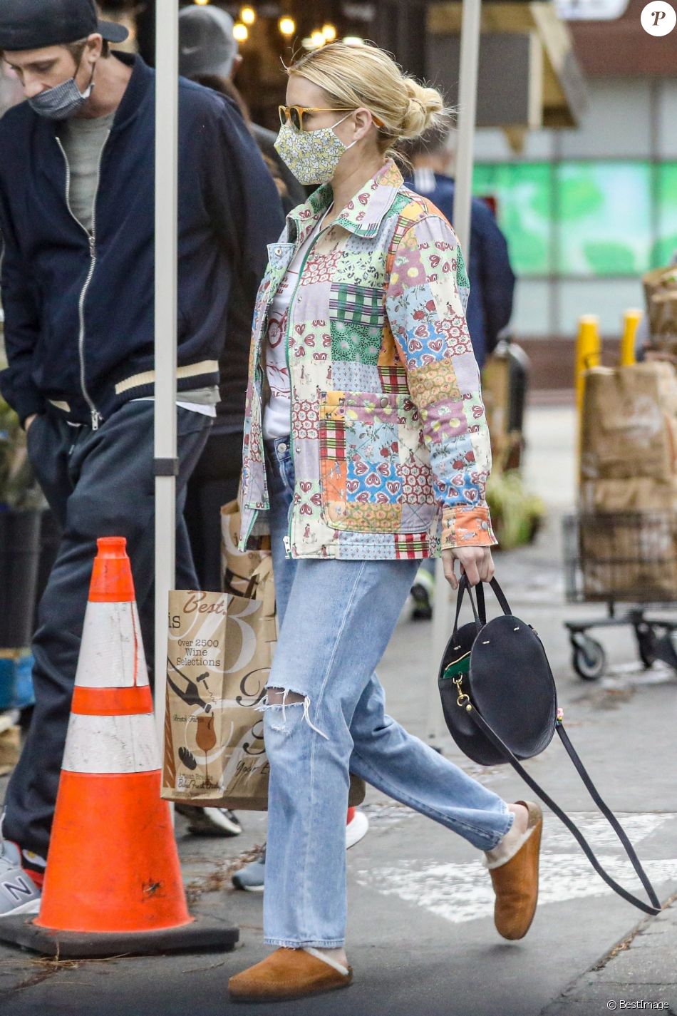 Exclusif - Emma Roberts et son compagnon Garrett Hedlund sont allés faire des courses chez Bristol Farms à Beverly Hills, Los Angeles, le 15 mars 2021.