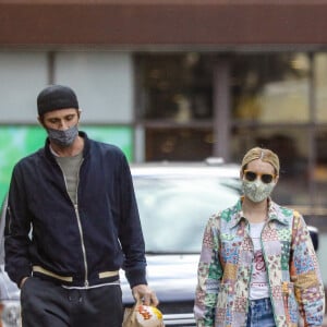 Exclusif - Emma Roberts et son compagnon Garrett Hedlund sont allés faire des courses chez Bristol Farms à Beverly Hills, Los Angeles, le 15 mars 2021.