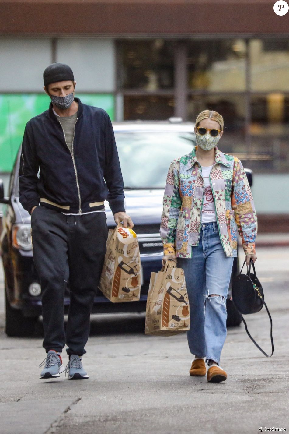 Exclusif - Emma Roberts et son compagnon Garrett Hedlund sont allés faire des courses chez Bristol Farms à Beverly Hills, Los Angeles, le 15 mars 2021.