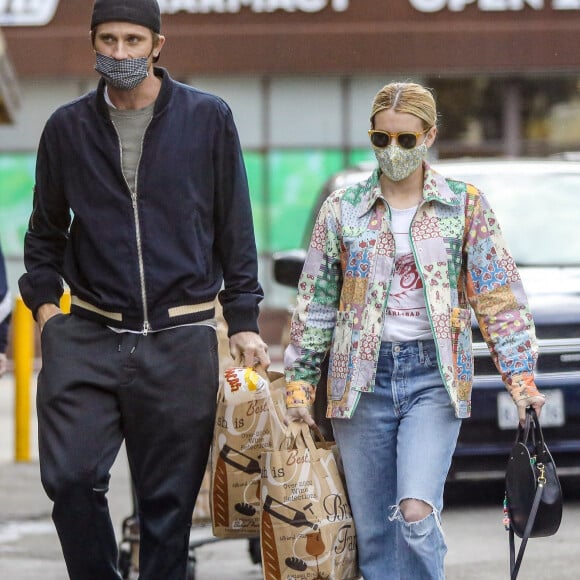 Exclusif - Emma Roberts et son compagnon Garrett Hedlund sont allés faire des courses chez Bristol Farms à Beverly Hills, Los Angeles, le 15 mars 2021.