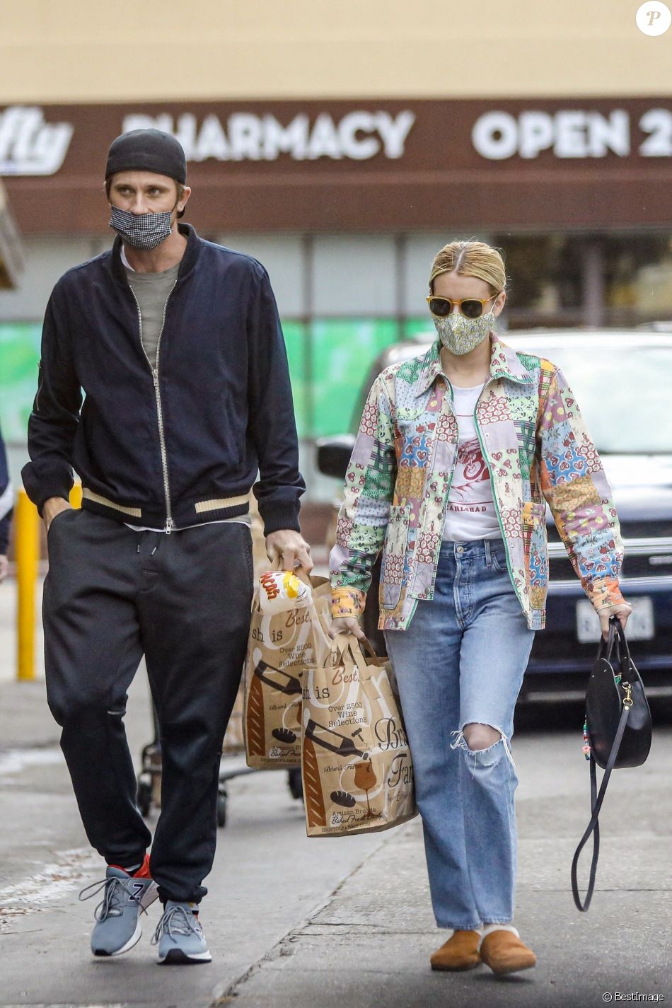 Exclusif - Emma Roberts et son compagnon Garrett Hedlund sont allés faire des courses chez Bristol Farms à Beverly Hills, Los Angeles, le 15 mars 2021.