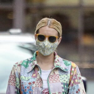 Exclusif - Emma Roberts et son compagnon Garrett Hedlund sont allés faire des courses chez Bristol Farms à Beverly Hills, Los Angeles, le 15 mars 2021.