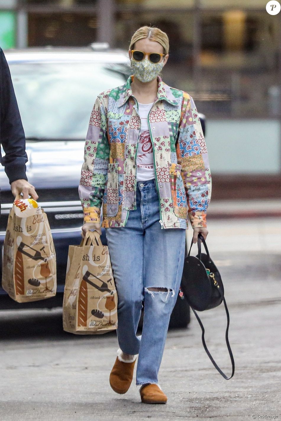 Exclusif - Emma Roberts et son compagnon Garrett Hedlund sont allés faire des courses chez Bristol Farms à Beverly Hills, Los Angeles, le 15 mars 2021.