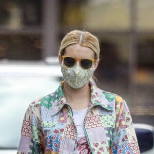 Exclusif - Emma Roberts et son compagnon Garrett Hedlund sont allés faire des courses chez Bristol Farms à Beverly Hills, Los Angeles, le 15 mars 2021.