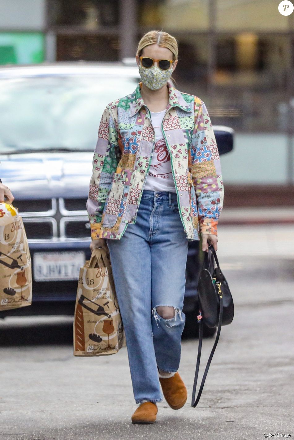 Exclusif - Emma Roberts et son compagnon Garrett Hedlund sont allés faire des courses chez Bristol Farms à Beverly Hills, Los Angeles, le 15 mars 2021.