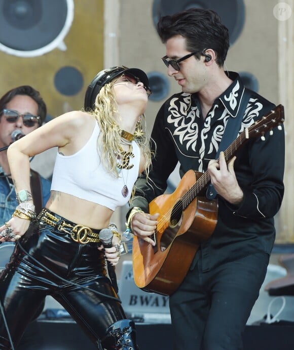 Miley Cyrus et Mark Ronson en concert au Festival de Glastonbury le 30 juin 2019.
