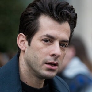 Mark Ronson à la sortie de l'hôtel Ritz à Paris le 5 mars 2019.