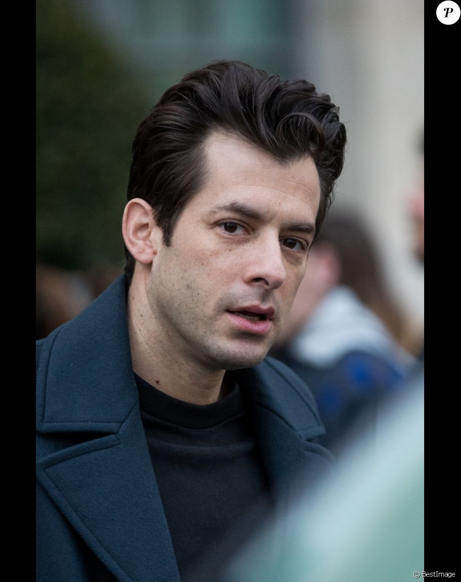 Mark Ronson à la sortie de l'hôtel Ritz à Paris le 5 mars 2019.