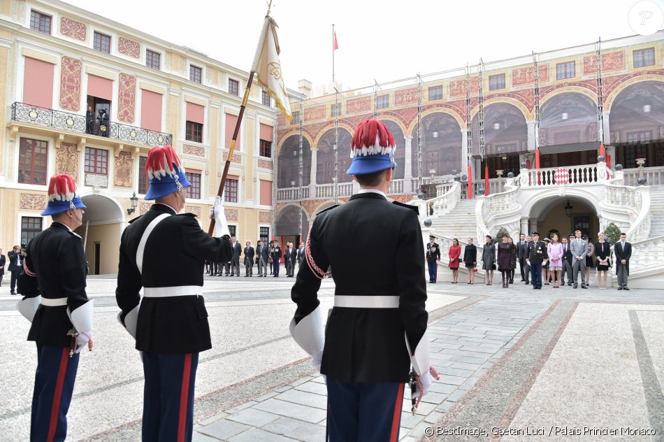 La princesse Stéphanie de Monaco, la princesse Alexandra de Hanovre, la princesse Caroline de Hanovre, le prince Albert II de Monaco et sa femme la princesse Charlène de Monaco, Charlotte Casiraghi, Pierre Casiraghi et sa femme Beatrice Borromeo, Louis Ducruet - La famille princière de Monaco dans la cour du palais lors de la Fête Nationale monégasque à Monaco le 19 novembre 2015. © Gaetan Luci / Palais Princier Monaco / Bestimage