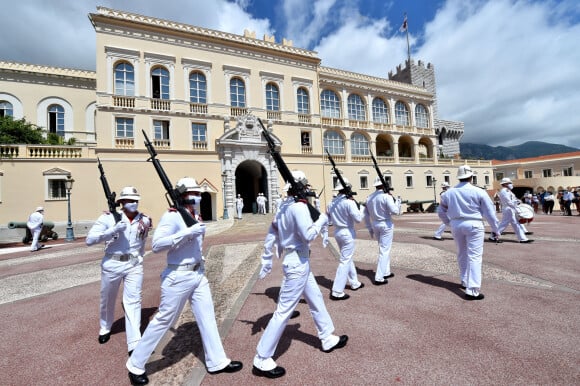 La traditionnelle relève de la garde du Palais Princier de Monaco a repris sous le regard du prince Albert II de Monaco, après s'être arrêtée à cause de l'épidémie du coronavirus (Covid-19) à Monaco, le 19 juin 2020. © Bruno Bebert/Bestimage 