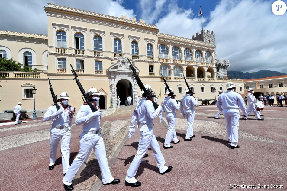 La traditionnelle relève de la garde du Palais Princier de Monaco a repris sous le regard du prince Albert II de Monaco, après s'être arrêtée à cause de l'épidémie du coronavirus (Covid-19) à Monaco, le 19 juin 2020. © Bruno Bebert/Bestimage