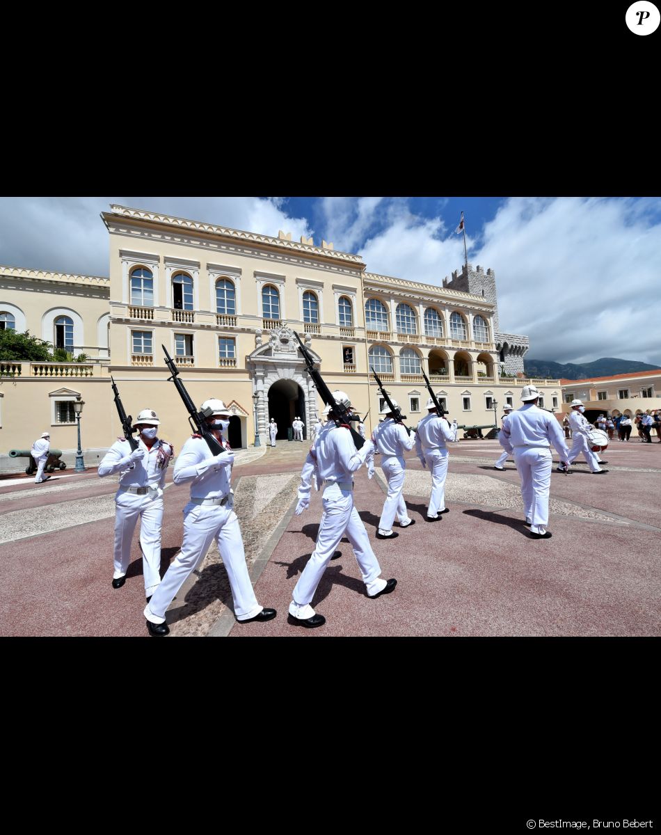 La traditionnelle relève de la garde du Palais Princier de Monaco a repris sous le regard du prince Albert II de Monaco, après s'être arrêtée à cause de l'épidémie du coronavirus (Covid-19) à Monaco, le 19 juin 2020. © Bruno Bebert/Bestimage