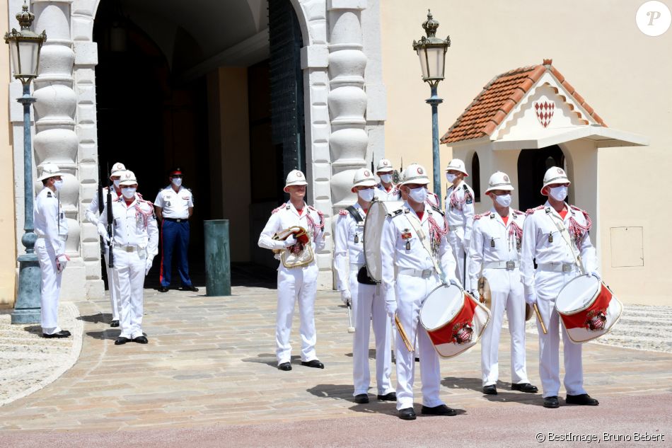 La traditionnelle relève de la garde du Palais Princier de Monaco a repris sous le regard du prince Albert II de Monaco, après s'être arrêtée à cause de l'épidémie du coronavirus (Covid-19) à Monaco, le 19 juin 2020. © Bruno Bebert/Bestimage