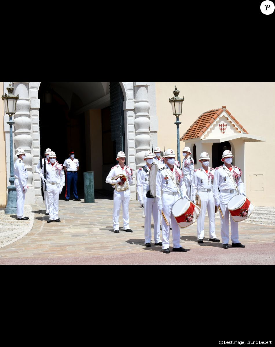 La traditionnelle relève de la garde du Palais Princier de Monaco a repris sous le regard du prince Albert II de Monaco, après s'être arrêtée à cause de l'épidémie du coronavirus (Covid-19) à Monaco, le 19 juin 2020. © Bruno Bebert/Bestimage