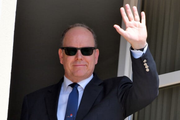 La traditionnelle relève de la garde du Palais Princier de Monaco a repris sous le regard du prince Albert II de Monaco, après s'être arrêtée à cause de l'épidémie du coronavirus (Covid-19) à Monaco, le 19 juin 2020. © Bruno Bebert/Bestimage 