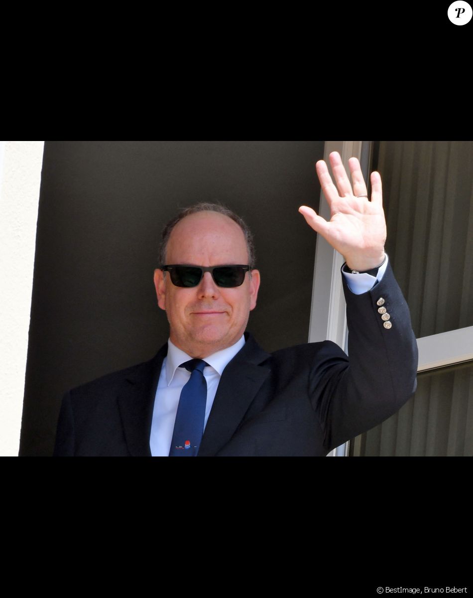 La traditionnelle relève de la garde du Palais Princier de Monaco a repris sous le regard du prince Albert II de Monaco, après s'être arrêtée à cause de l'épidémie du coronavirus (Covid-19) à Monaco, le 19 juin 2020. © Bruno Bebert/Bestimage