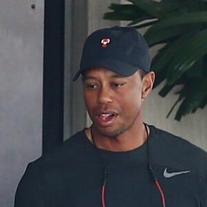 Tiger Woods sort d'une école de golf accompagné d'un garde d'une corps à Jupiter dans le comté de Palm Beach en Floride. Le 16 avril 2019