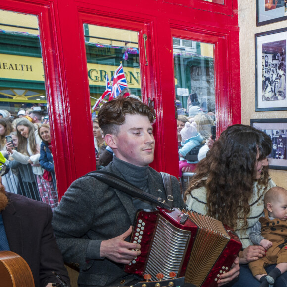 Le prince William, duc de Cambridge, et Catherine (Kate) Middleton, duchesse de Cambridge, rencontrent des Galwegiens lors d'une visite dans un pub irlandais traditionnel du centre-ville de Galway lors du troisième jour de leur visite en République d'Irlande. Galway, le 5 mars 2020.